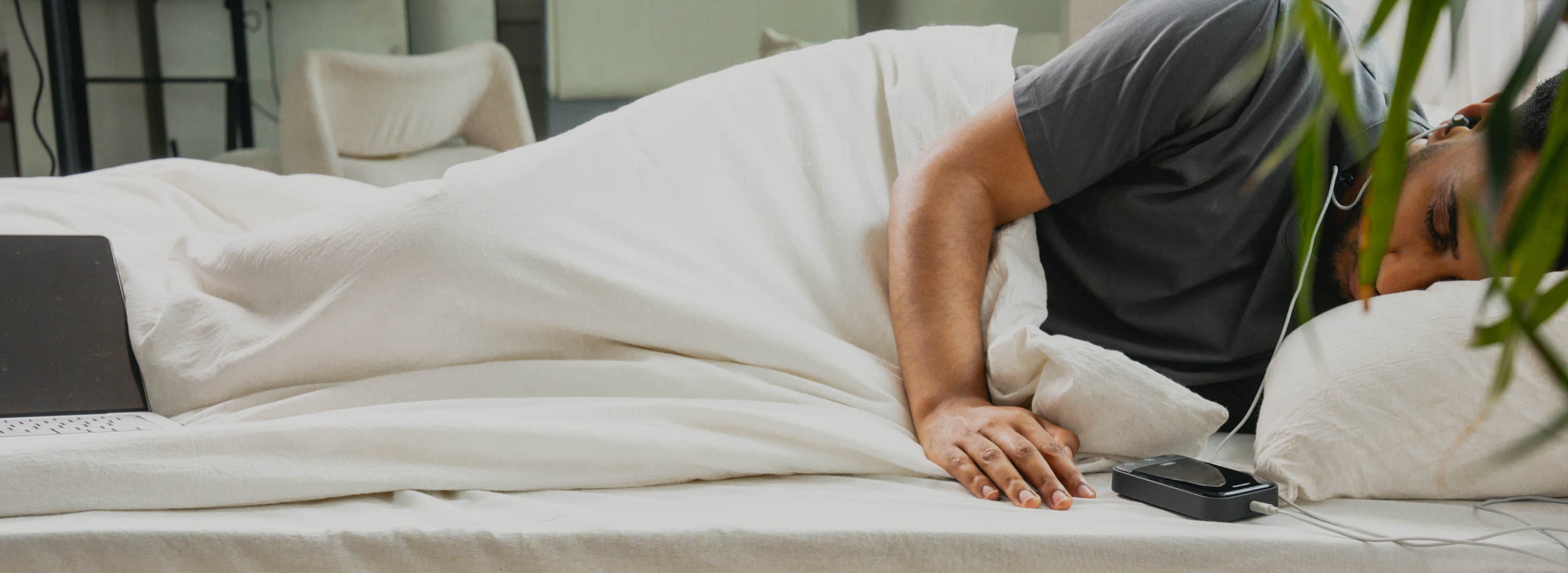 Man sleeping in bed with the Zenowell Calm Pro device, showing how the product supports restful sleep in everyday life.