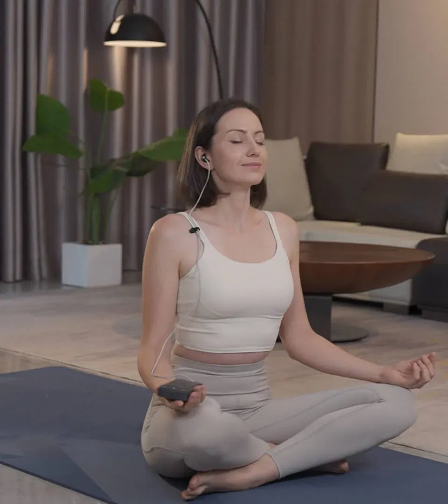 Persona usando ZenoWell Vita para meditar