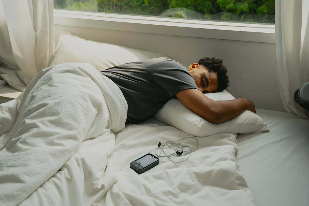Persona usando ZenoWell Vita para dormir mejor