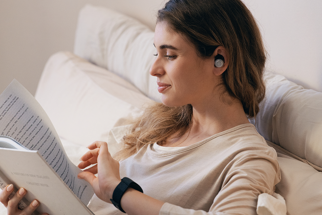 Frau mit Zeno One beim Lesen und Entspannen